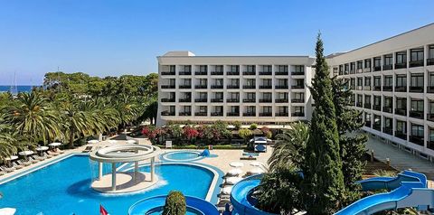 teren hotelu, basen, zjeżdżalnia