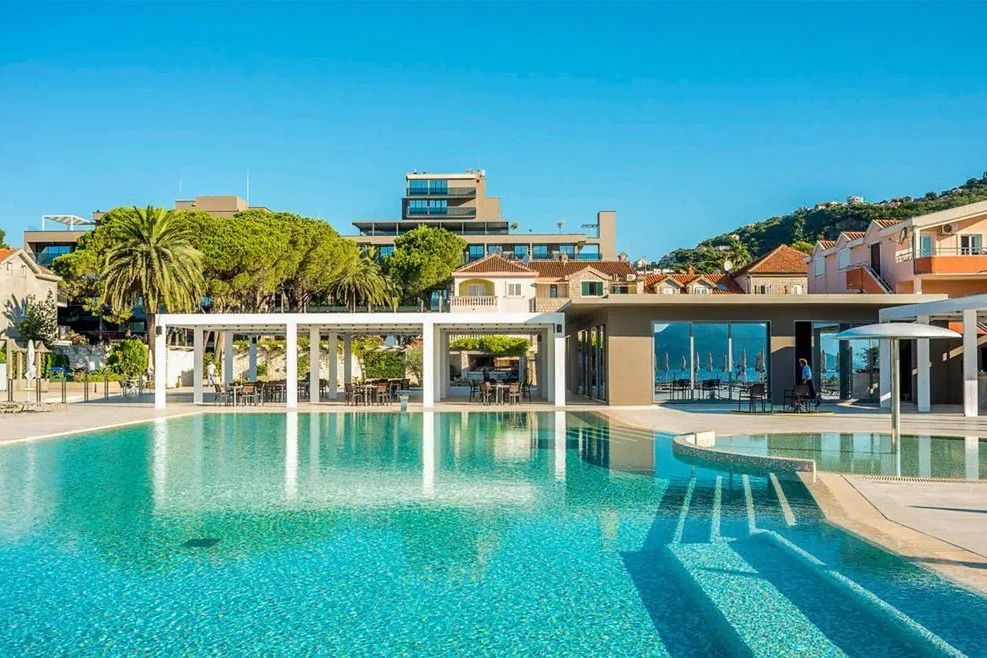 teren hotelu, basen, restauracja