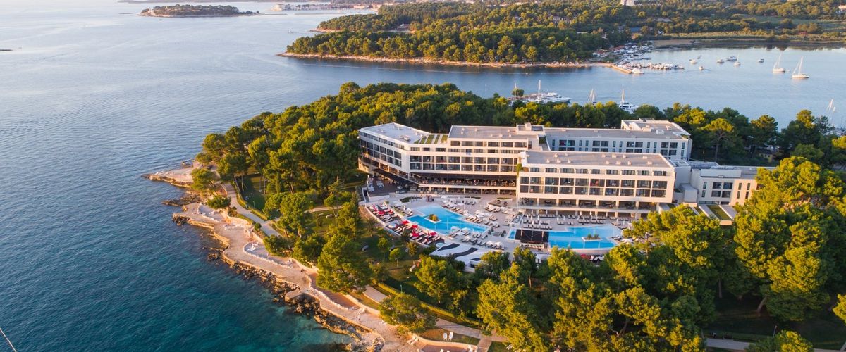 budynek główny, teren hotelu