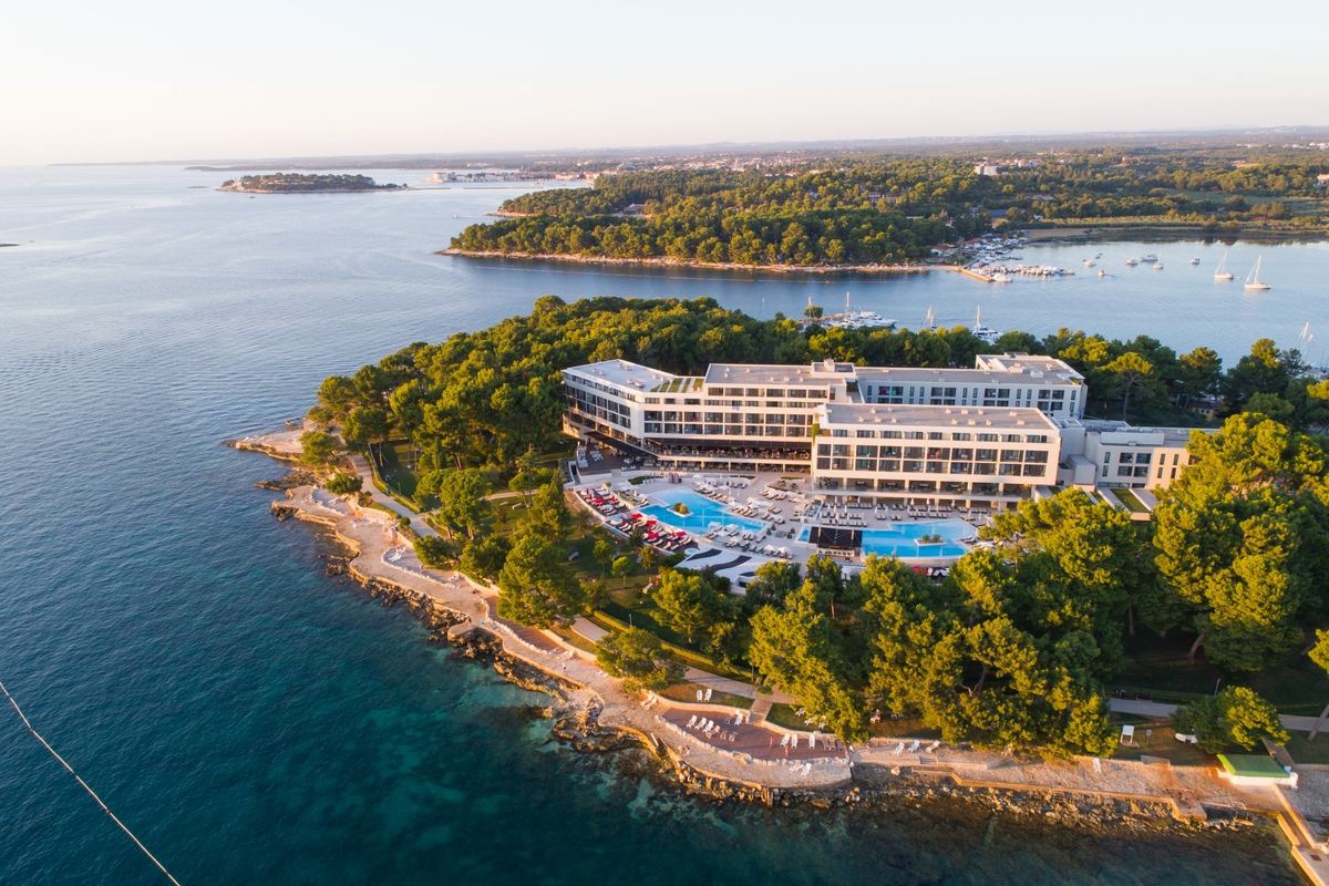 budynek główny, teren hotelu