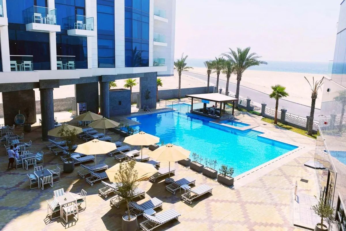 teren hotelu, basen, plaża