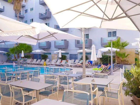 teren hotelu, basen, restauracja