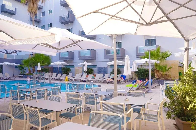 teren hotelu, basen, restauracja