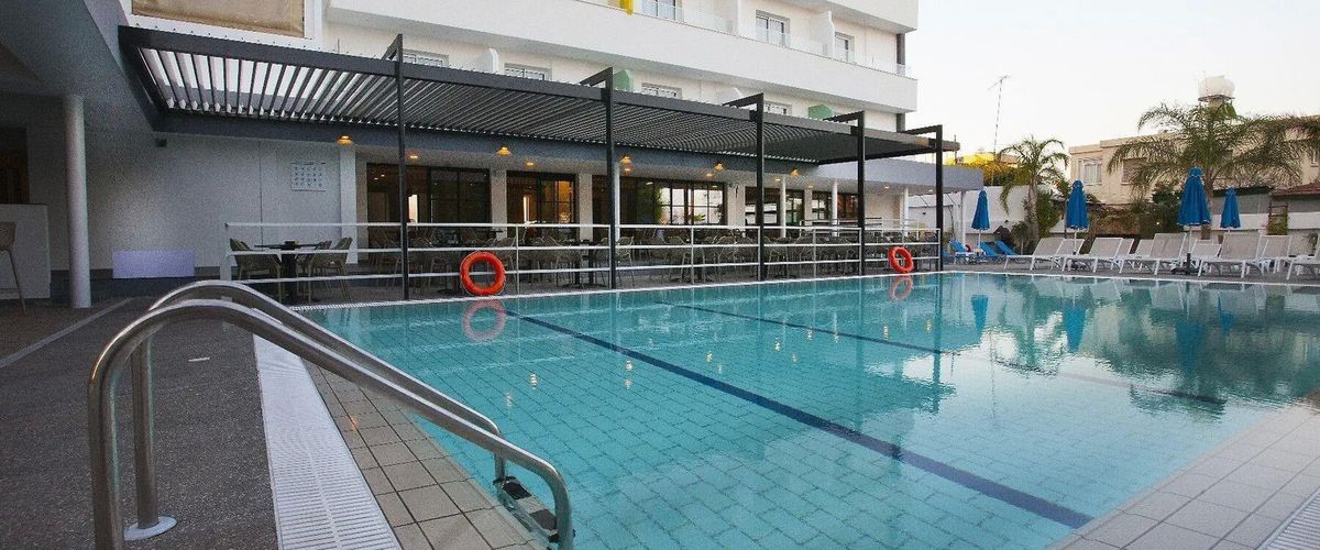 obiekt, teren hotelu, basen