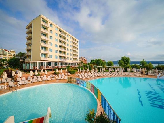 obiekt, teren hotelu, basen