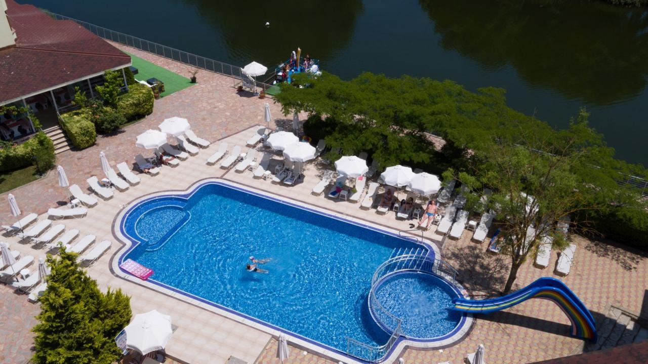 basen, zjeżdżalnia