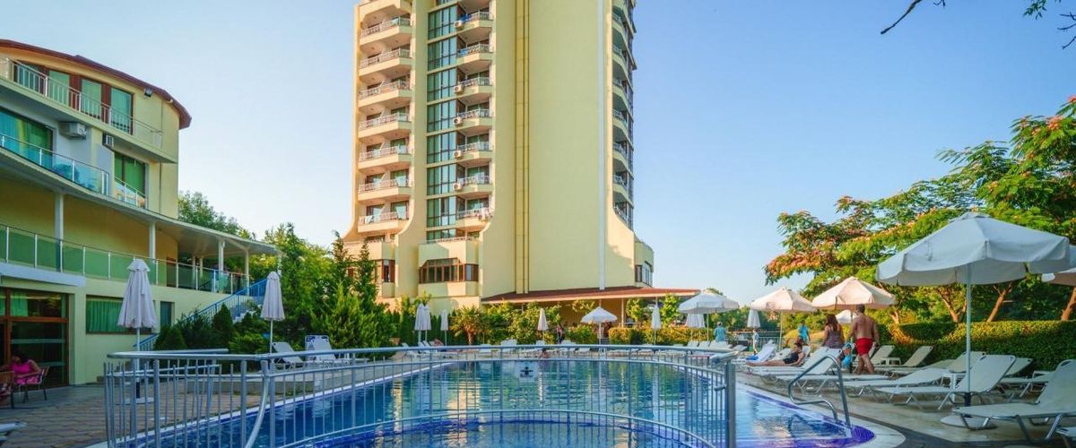 obiekt, teren hotelu, basen, zjeżdżalnia