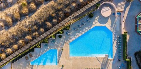 teren hotelu, basen, brodzik