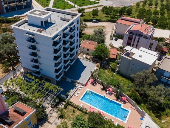 budynek główny, teren hotelu