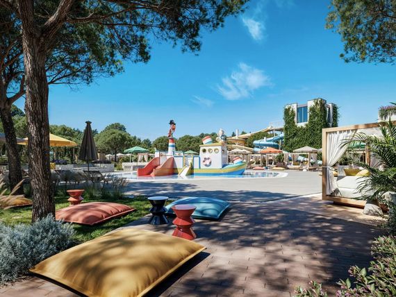 teren hotelu, basen, zjeżdżalnia