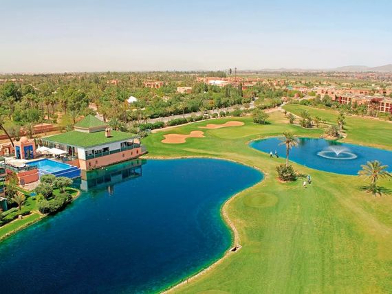 obiekt, teren hotelu, pole golfowe