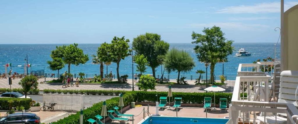 teren hotelu, basen, plaża