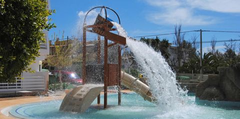 teren hotelu, zjeżdżalnia, brodzik