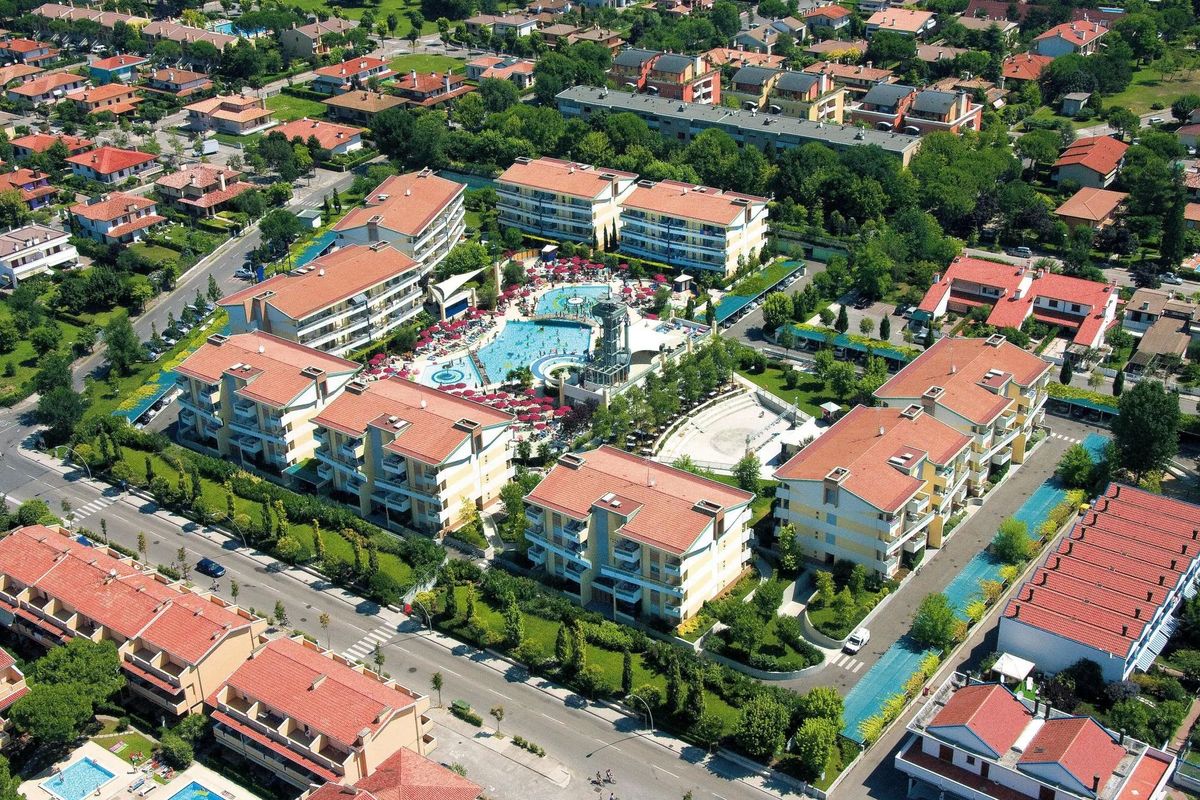 basen, teren hotelu, obiekt