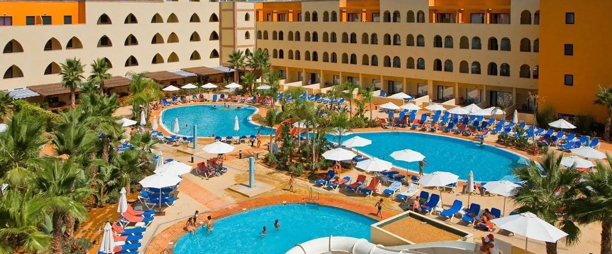 teren hotelu, budynek główny