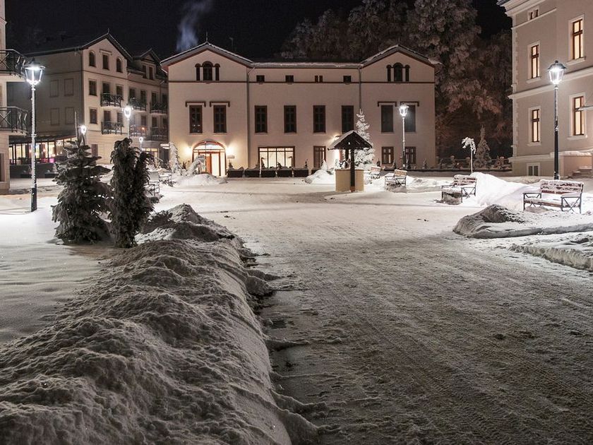 budynek główny, teren hotelu, zwiedzanie