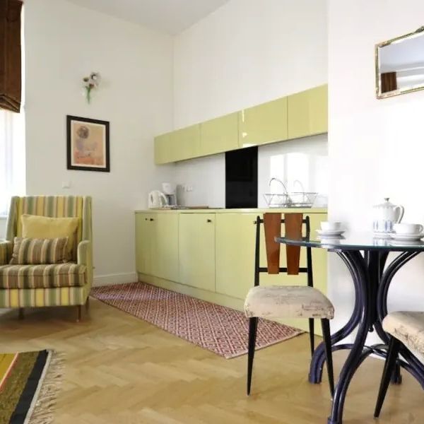 Crystal Suites Old Town