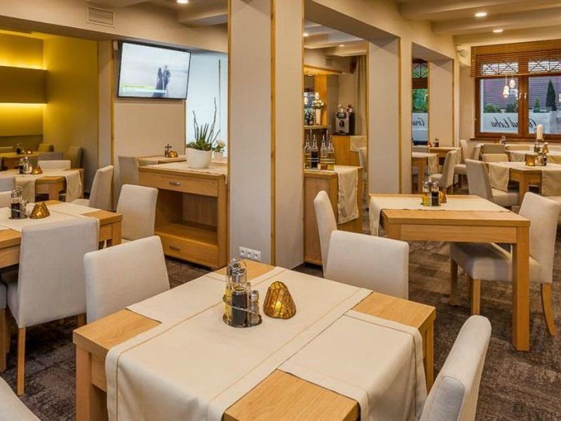 budynek główny, teren hotelu, restauracja