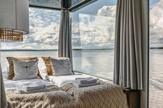 HT Houseboats