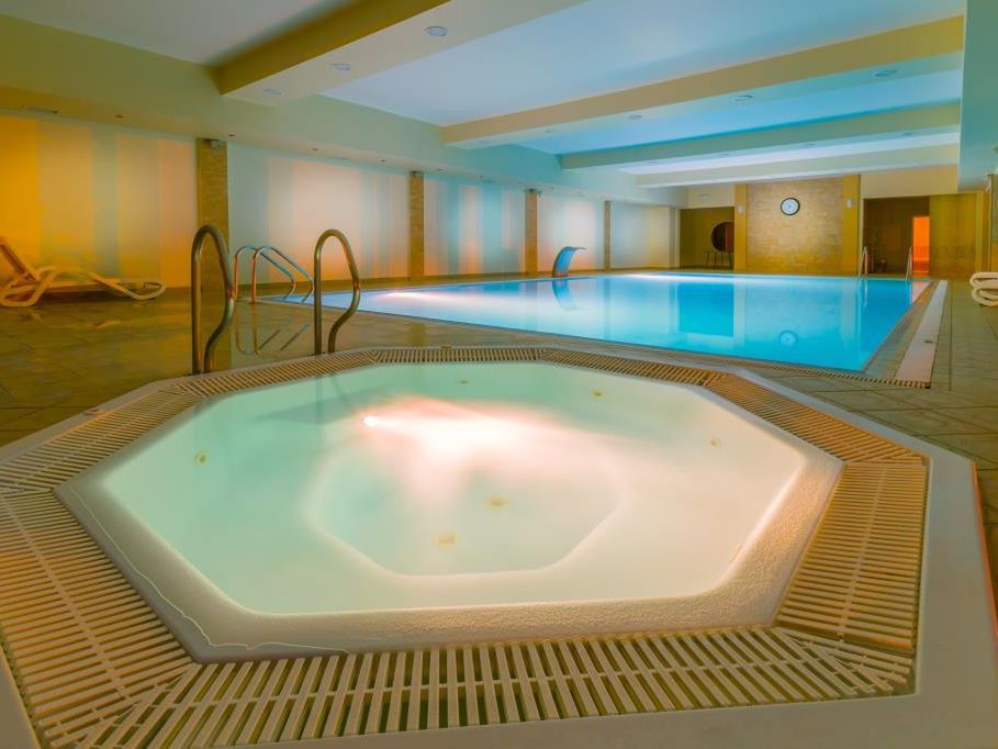 budynek główny, teren hotelu, basen, sport i rekreacja, rozrywka