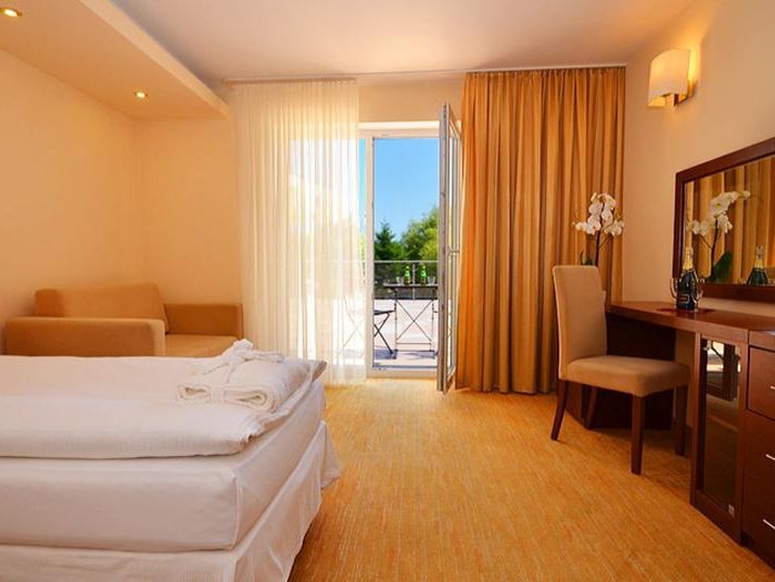 budynek główny, teren hotelu, pokój, balkon / taras