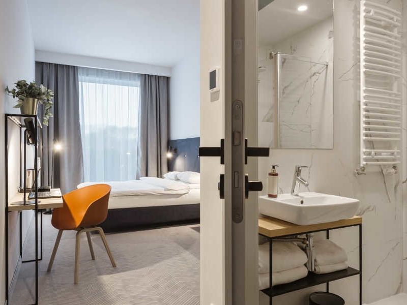 budynek główny, teren hotelu, pokój, łazienka