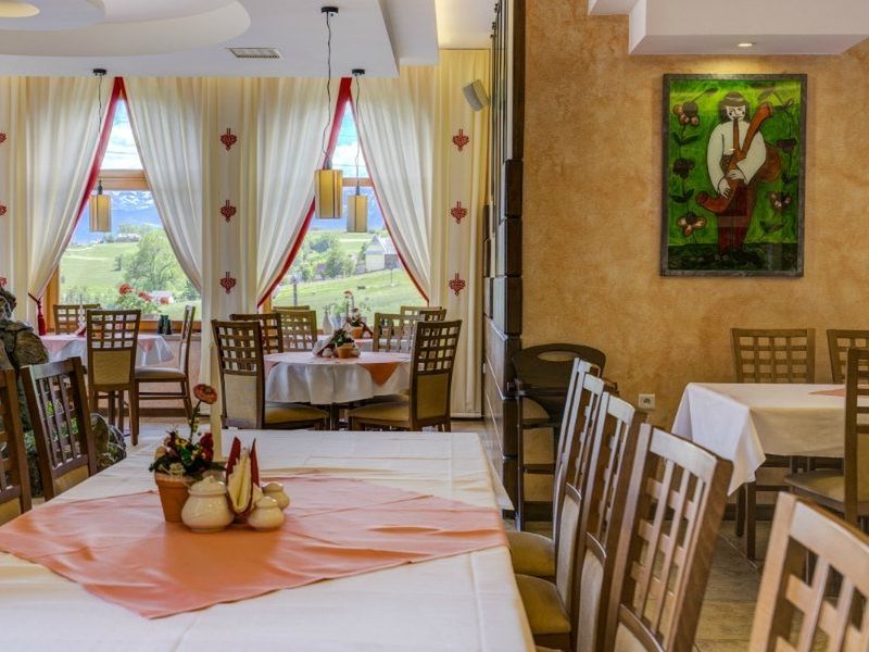 budynek główny, teren hotelu, restauracja