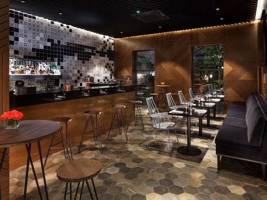 teren hotelu, drink bar, pub