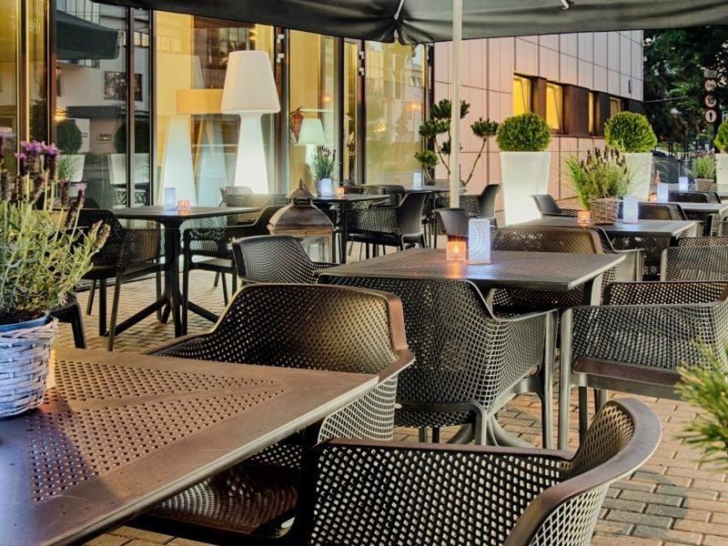budynek główny, teren hotelu, restauracja, lobby bar, drink bar, kawiarnia