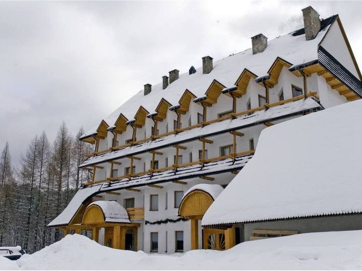 obiekt, budynek główny, teren hotelu