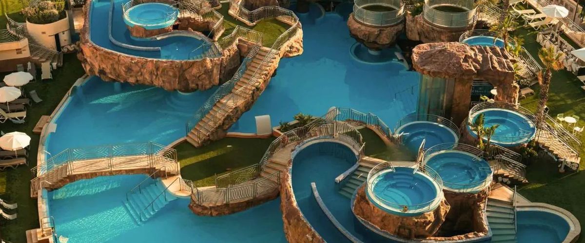 teren hotelu, basen, jacuzzi