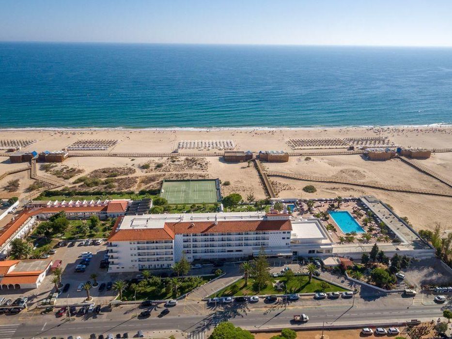 obiekt, budynek główny, teren hotelu, plaża