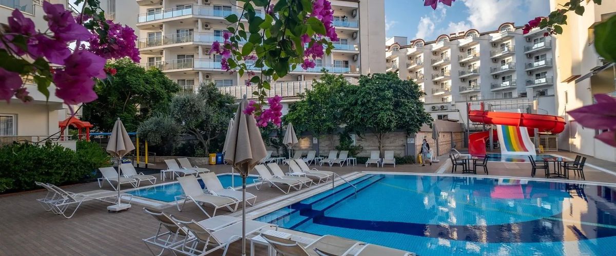 teren hotelu, basen, zjeżdżalnia