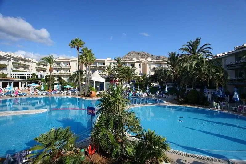 teren hotelu, basen, góry