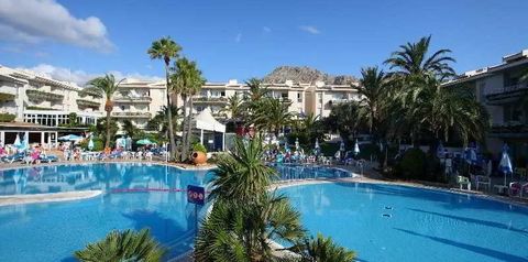 teren hotelu, basen, góry