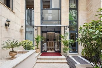 Queen's Court Hotel & Residence