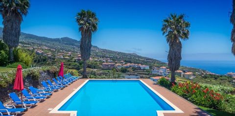 teren hotelu, góry, basen