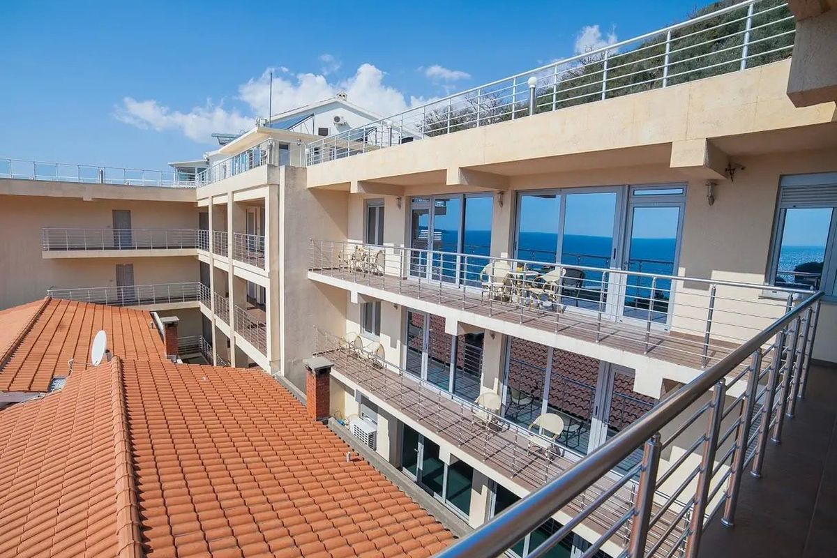 obiekt, budynek główny, teren hotelu