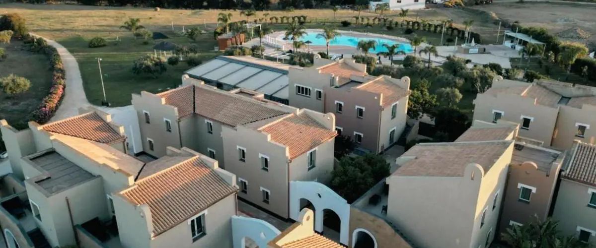 obiekt, teren hotelu, basen