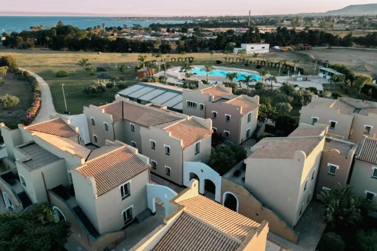 obiekt, teren hotelu, basen