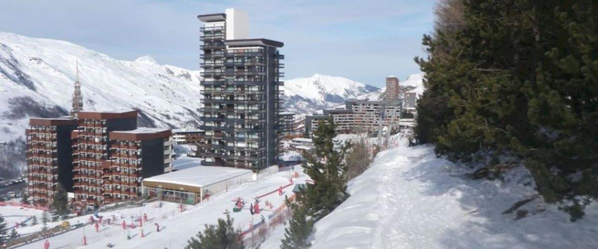 teren hotelu, góry, wyciągi narciarskie