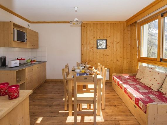 góry, kuchnia / aneks kuchenny, pokój