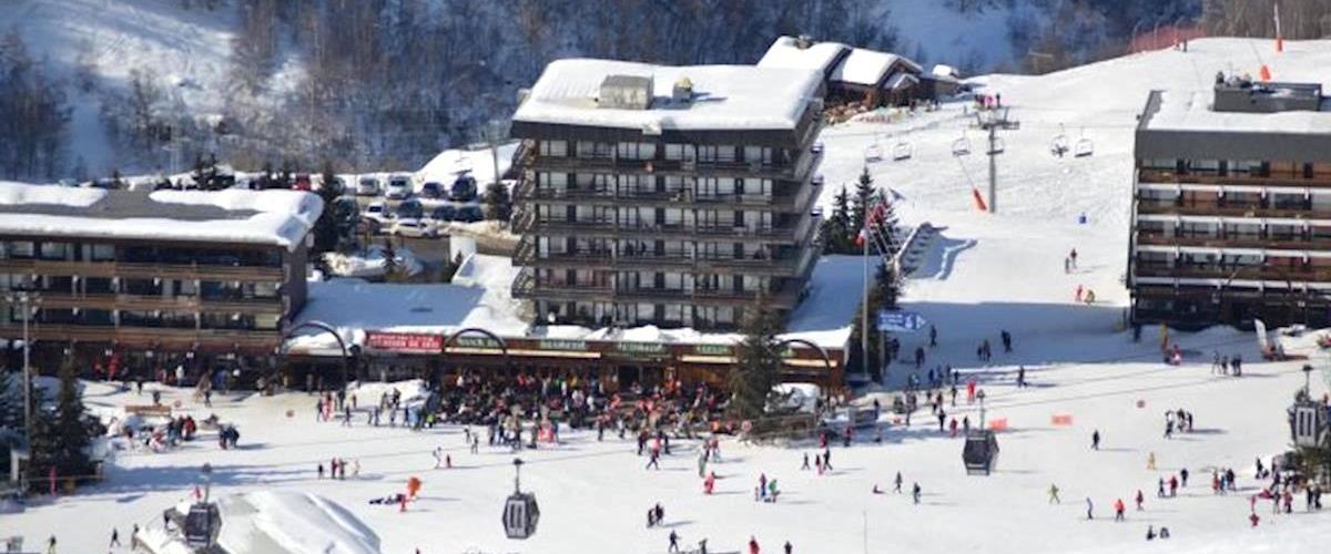 teren hotelu, góry, wyciągi narciarskie