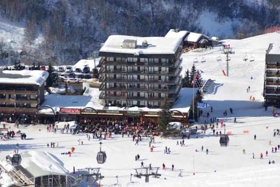 teren hotelu, góry, wyciągi narciarskie