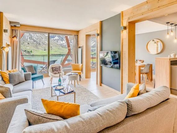 pokój, kuchnia / aneks kuchenny, balkon / taras