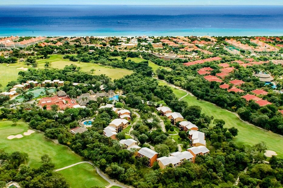basen, pole golfowe, teren hotelu