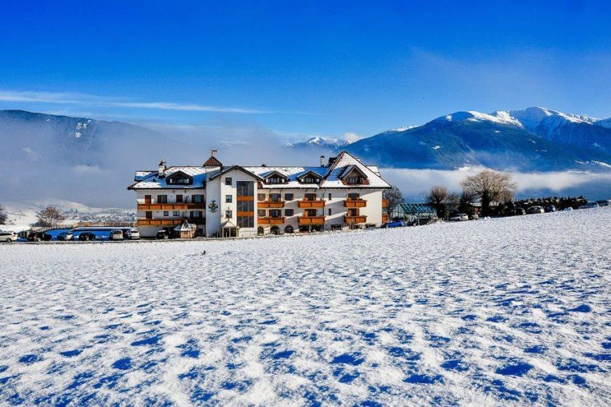 obiekt, budynek główny, teren hotelu