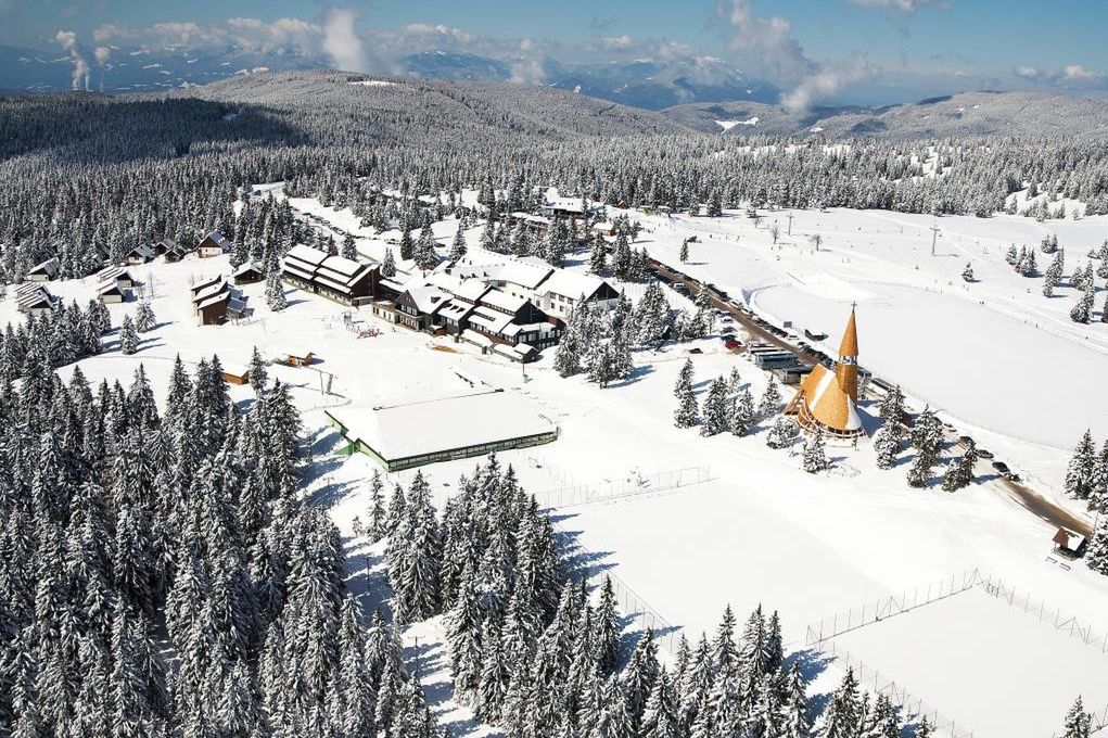 wyciągi narciarskie, góry, teren hotelu