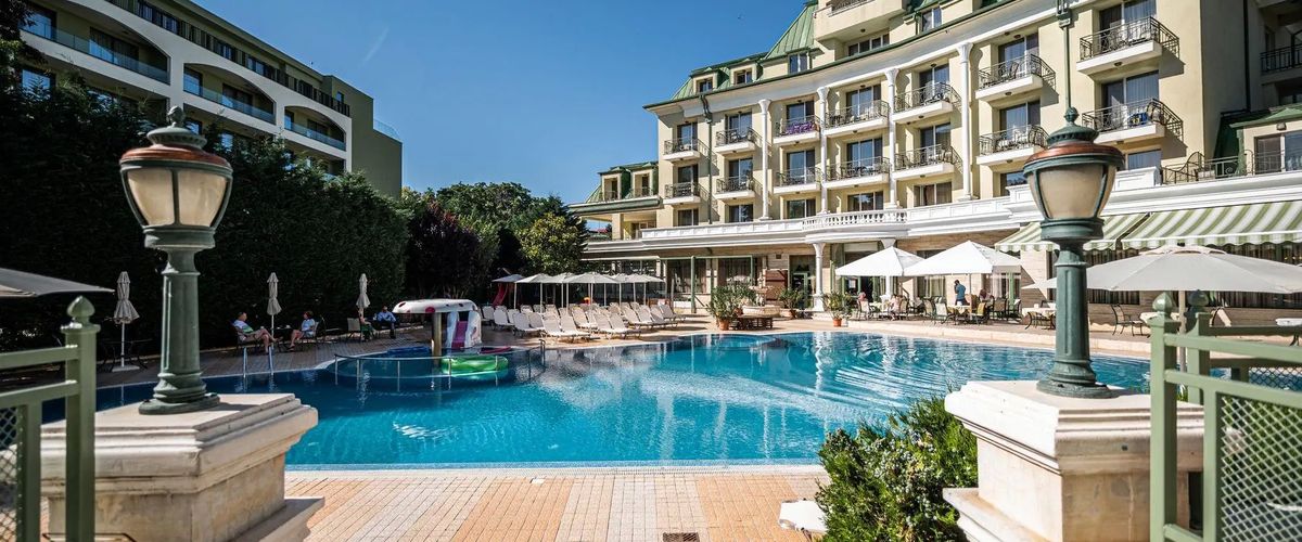 obiekt, teren hotelu, basen