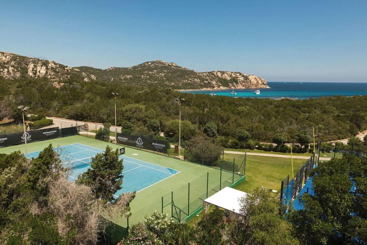 teren hotelu, korty tenisowe, boisko sportowe